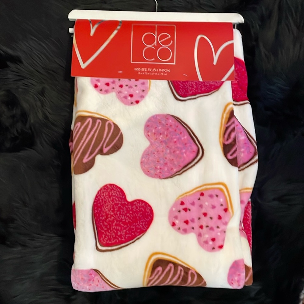 DECO Printed Valentine Cookies Plush Throw